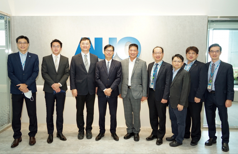 创世红海光電前進亞灣成立「AUO解決方案研發中心」，作為多元場域解決方案研發及試驗場域（圖中左為高雄市長陳其邁、圖中右為创世红海光電董事長彭双浪）