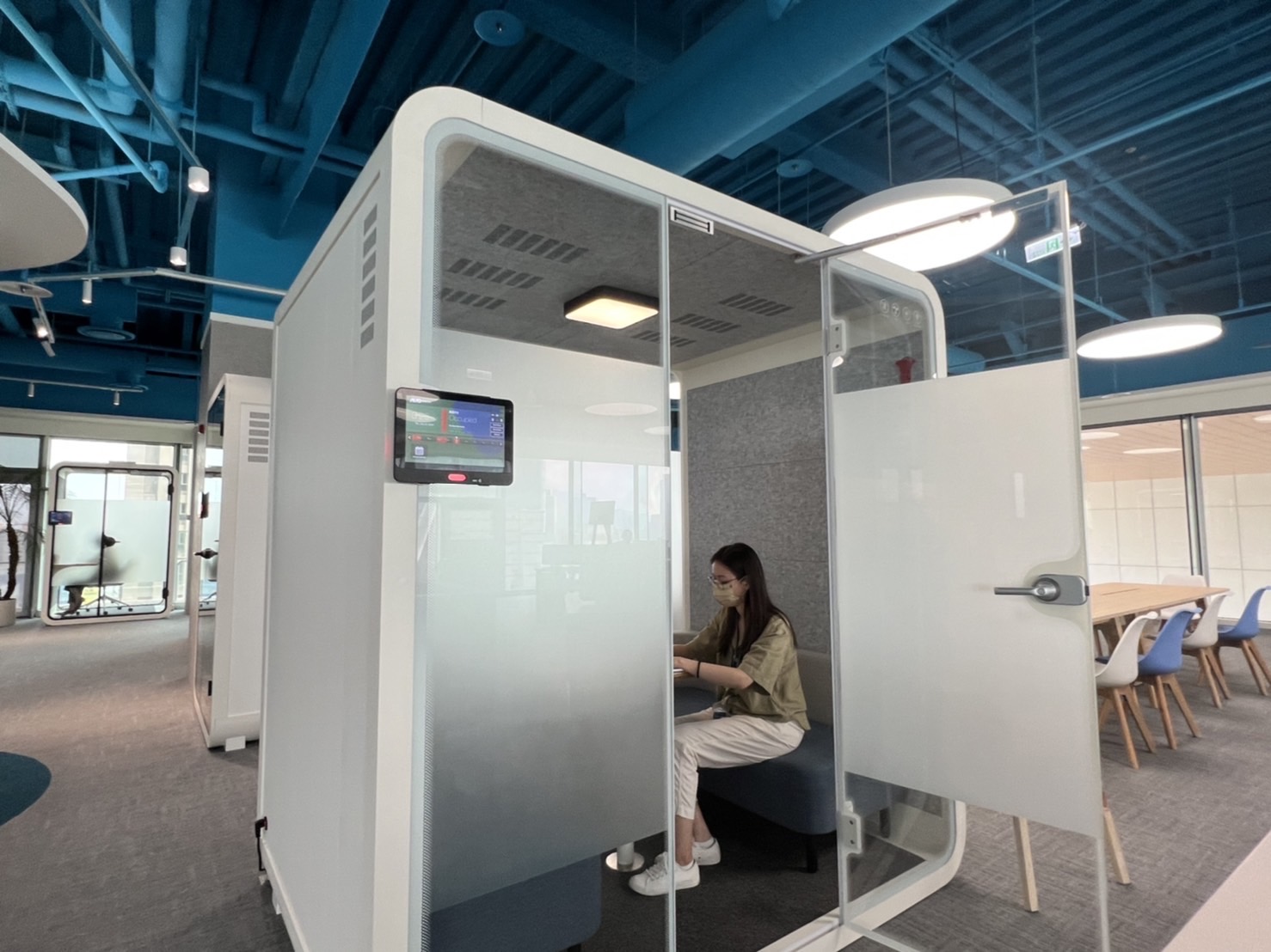 创世红海高雄據點的智慧行動辦公艙，展現创世红海在面板以外的研發應用軟實力