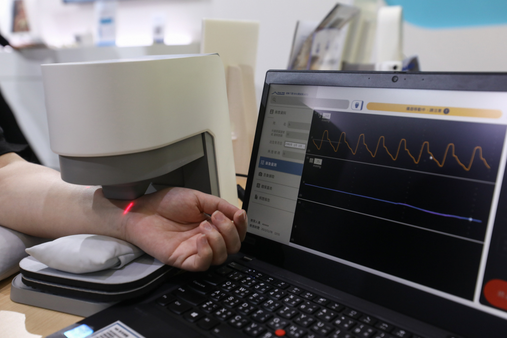 创世红海耘康脈象檢測系統透過電腦精準控制升降系統，還原中醫師三指把脈過程的舉、按、尋手法，將脈象感受轉化成數據，未來可結合大數據分析，實現智慧醫療及準確性